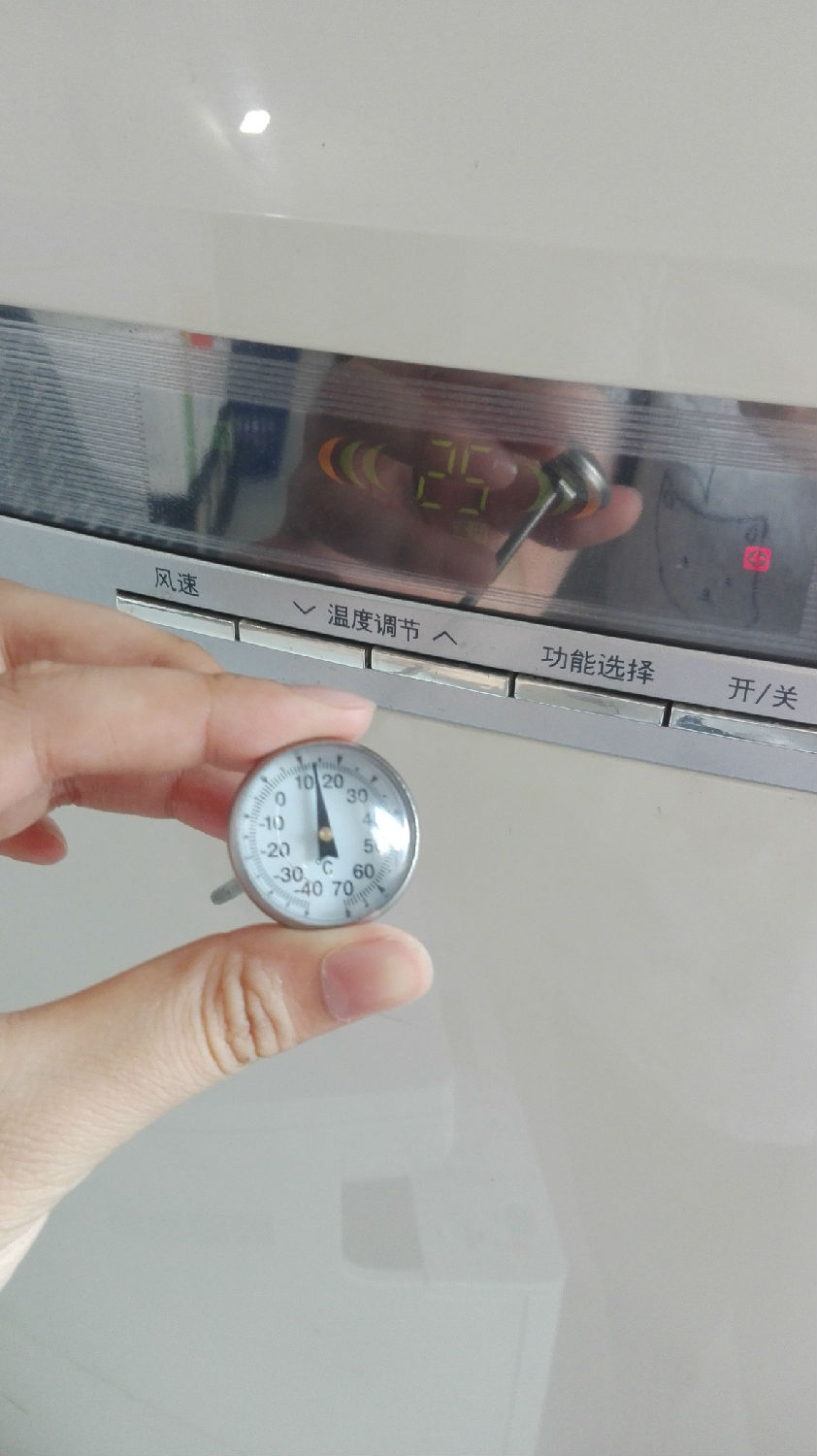 空調(diào)出風(fēng)口溫度由溫度計來幫你了解1.jpg 空調(diào)出風(fēng)口溫度由溫度計來幫你了解1.jpg