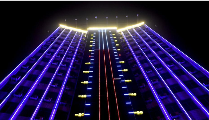 沈陽(yáng)街頭現(xiàn)18層樓高巨型“溫度計(jì)” 時(shí)時(shí)報(bào)溫.png